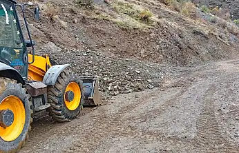 Pervari'de Heyelan: Köy Yolu Ulaşıma Kapandı, Ekipler Hızla Müdahale Etti