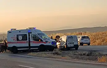 Siirt-Batman Karayolunda Hafif Ticari Araç ile Traktör Çarpıştı: 2 Yaralı