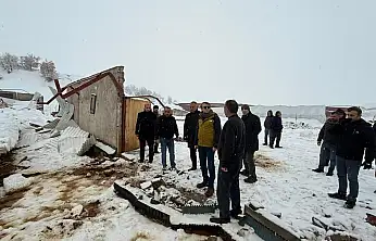 Siirt Baykan Kaymakamı Özcan çöken ahırda incelemelerde bulundu