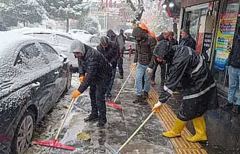 Siirt Belediyesi karla mücadele çalışmalarını sürdürüyor