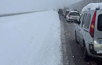 Siirt Belediyesi'nden Kar ve Buzlanma Uyarısı: Zorunlu Olmadıkça Trafiğe Çıkmayın