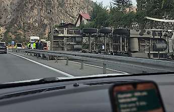 Siirt-Bitlis Yolunda TIR Devrildi: Ulaşım Durma Noktasına Geldi