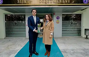 Siirt'e atanan öğretmenler çiçeklerle karşılandı