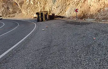 Siirt–Eruh kara yolunda odun yüklü kamyon devrildi: Sürücü yaralandı