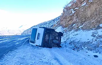 Siirt–Eruh yolunda buzlanma kazaya neden oldu: Araç devrildi