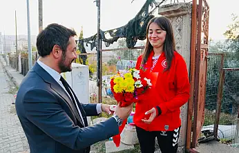 Siirt Gençlik ve Spor İl Müdürü, Dünya ikincisi Asya Viyan Elinç'i evinde ziyaret etti