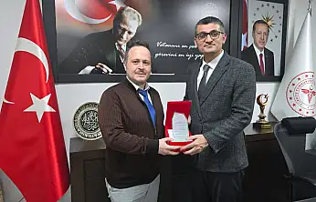 Siirt İl Sağlık Müdürü Hacıoğlu'ndan eski başhekim Kaynak'a plaket