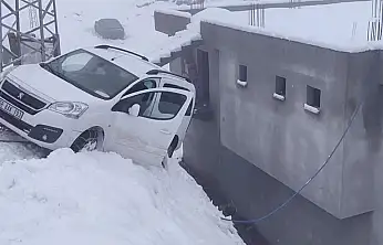 Siirt'in Baykan ilçesinde buzlanma kazası: Araç evin duvarında asılı kaldı