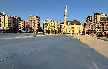 Siirt'in Kalbindeki Meydan İçin Tepki: 7 Aydır Çalışmalar Bitmedi, Gece Karanlığa Bürünüyor