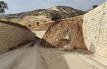 Siirt Kalender Köyü Yolunda Toprak Kayması: Yol Tek Şeride Düştü