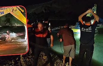Siirt Kezer Çayı'nın Ortasında Mahsur Kalan Genç İş Makinesiyle Kurtarıldı