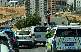 Siirt-Kurtalan Karayolunda Kaza: Kırmızı Işıkta Bekleyen Araca Arkadan Çarptı