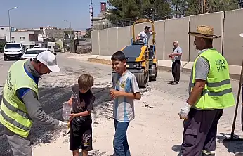 Siirt Kurtalanlı Çocuklar, 45 Derece Sıcakta Çalışan Asfalt İşçilerine Soğuk Su İkramı