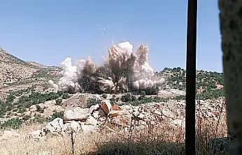 Siirt-Pervari Yolunda Dev Patlatma Kamerada: Sert Kayalar Saniyeler İçinde Parçalandı