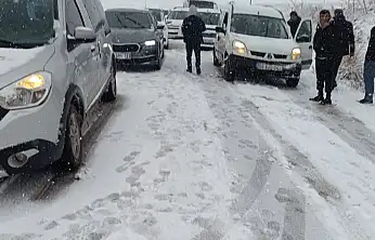 Siirt–Pervari yolunda zincirsiz araçlar mahsur kaldı: Zincir takanlar yoluna devam edebildi