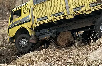 Siirt–Şırnak kara yolunda freni patlayan kamyon yoldan çıktı!