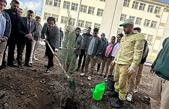 Siirt'te 24 Kasım Öğretmenler Günü'nde Fidanlar Toprakla Buluşturuldu