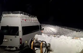 Siirt'te 39 köy yolu ulaşıma kapandı: 69 yaşındaki hasta 3 saatlik çalışmayla hastaneye ulaştırıldı