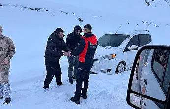 Siirt'te AFAD ekiplerinden yolda mahsur kalan vatandaşlara kumanya desteği