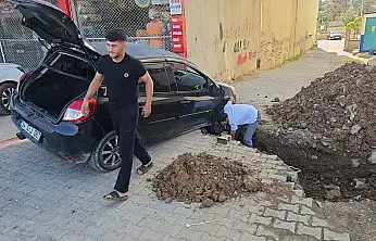 Siirt'te Altyapı Çalışması Sırasında Araç Çukura Düştü