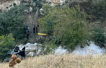 Siirt'te Araç Uçurumdan Yuvarlandı: 1 Ölü 1 Yaralı! Kazanın Dün Olduğu Ekiplere Yeni Bildirildiği İddiası