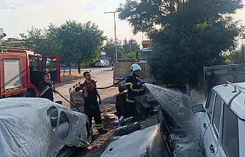 Siirt'te Atıl Çekyatlar Alev Aldı, Yangın Otomobile Sıçradı