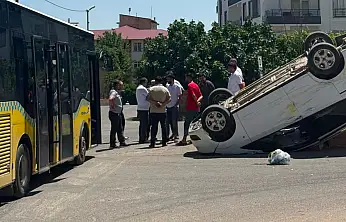 Siirt'te Belediye Otobüsü ile Hafif Ticari Araç Çarpıştı: Araç Takla Attı