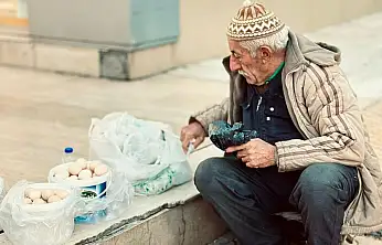 Siirt'te Bir Emeğin Öyküsü! Beslediği Tavuklarla Torunlarına Bakıyor