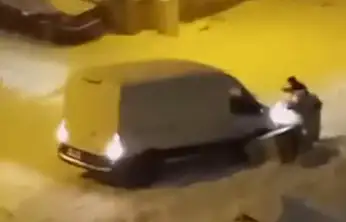 Siirt'te Buzlanan Yollarda Araçlar Zor Anlar Yaşıyor