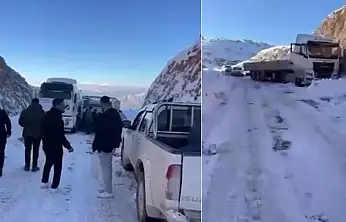 Siirt'te buzlanma etkili oldu: Kalender Dağı'nda araçlar yolda kaldı