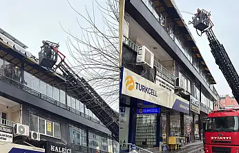 Siirt'te çatılardaki kar ve buz sarkıtları kontrollü şekilde temizleniyor