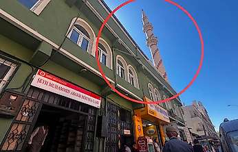 Siirt'te Çatlaklar Bulunan Camii Minaresi Yıkılıyor: Çevre Esnafına Tahliye Uyarısı