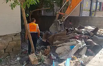 Siirt'te Çöp Eve Belediye Müdahalesi: 2 Kamyon Çöp Çıkarıldı