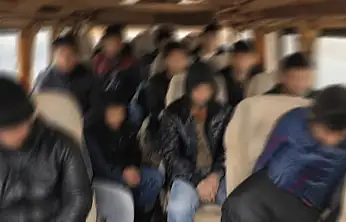 Siirt'te Durdurulan Araçta 12 Kaçak Göçmen Yakalandı