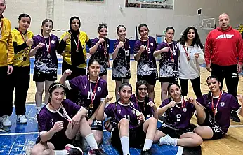 Siirt'te Düzenlenen Hentbol Müsabakalarında Hakkâri Spor Lisesi Birinci Oldu