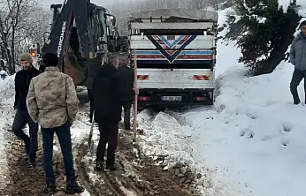 Siirt'te ekipler karda mahsur kalan araçları kurtardı!
