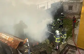 Siirt'te Evin Bahçesindeki Odunlukta Yangın: 2 Tondan Fazla Odun Kül Oldu