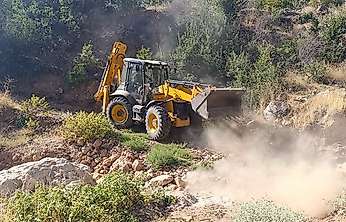 Siirt'te Fıstık Üreticilerine Yol Desteği: Bağ Yollarında Çalışma Sürüyor