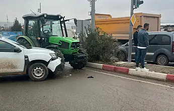 Siirt'te Hafif Ticari Araç ile Traktör Çarpıştı