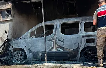 Siirt'te Hafif Ticari Araçta Başlayan Yangın Eve Sıçradı, Araç Küle Döndü