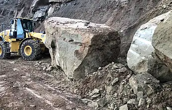 Siirt'te heyelan köy yolunu kapattı, ekipler müdahale etti