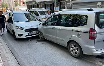 Siirt'te İki Hafif Ticari Araç Kafa Kafaya Çarpıştı: 1 Yaralı