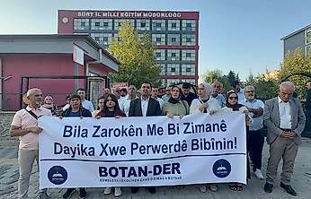 Siirt'te İl Milli Eğitim Müdürlüğü önünde Kürtçe eğitim talebi