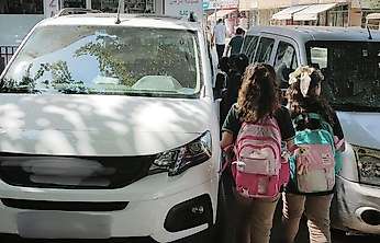 Siirt'te Kaldırıma Park Edilen Araçlar Öğrencileri Zor Durumda Bırakıyor