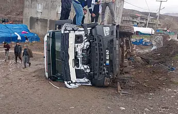 Siirt'te kamyon devrildi: 1 yaralı