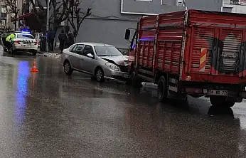 Siirt'te kamyon ile otomobil kafa kafaya çarpıştı