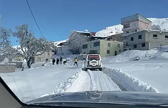 Siirt'te kar engeli aşıldı: Hastalanan kadın ekiplerin çalışmasıyla kurtarıldı