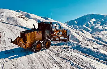 Siirt'te Kar Mesaisi: 10 Köyün Ulaşımını Sağlayan Yol Açılıyor