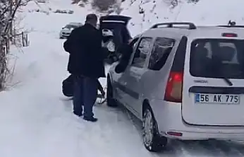 Siirt'te kar nedeniyle köy yolları kapandı, vatandaşlar yolda kaldı