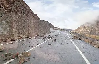 Siirt'te Karayoluna Kaya Düştü: Olası Faciadan Kıl Payı Dönüldü